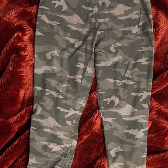 Athleta Farallon Joggers, Camo, Size 2 - Picture 5 of 8